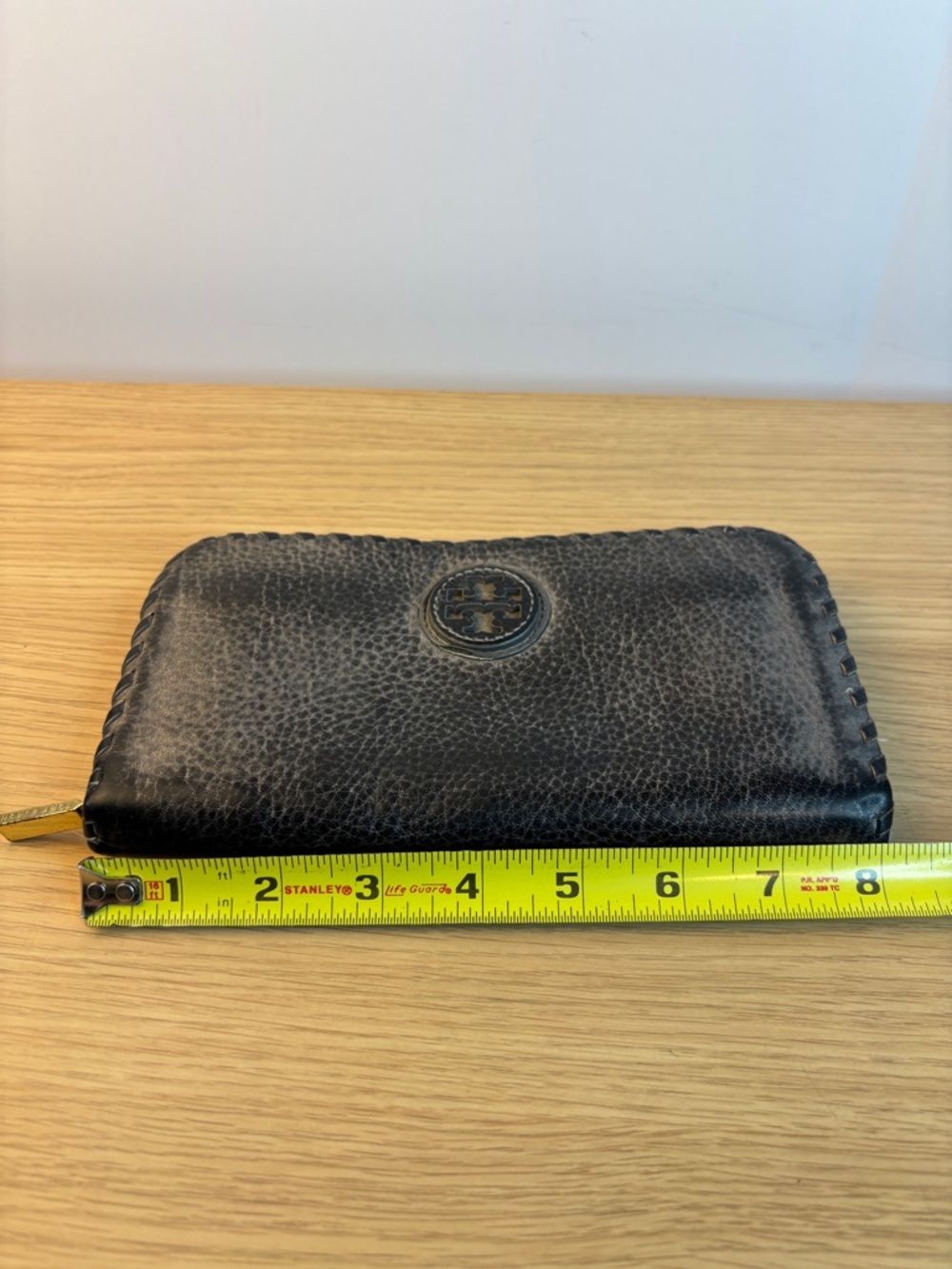 Tory Burch Chelsea Black/Gray Pebbled Leather Zip-Around Wallet Whipstitch Trim - Picture 12 of 13